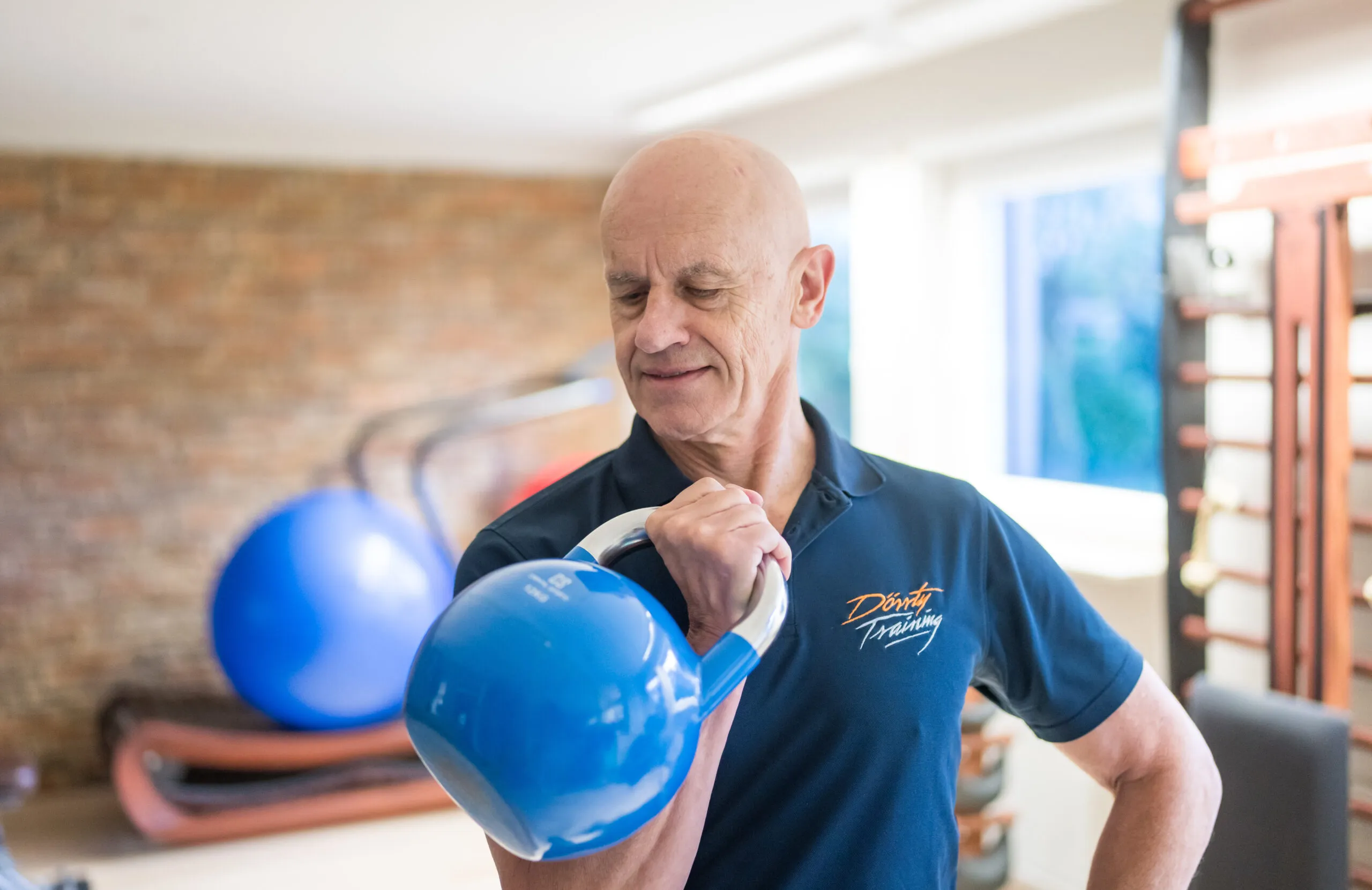 Dr. Michael Dörr mit einer Kettlebell im Trainingsraum