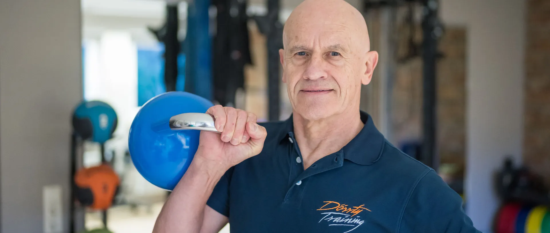 Dr. Michael Dörr mit einer Kettlebell im Trainingsraum