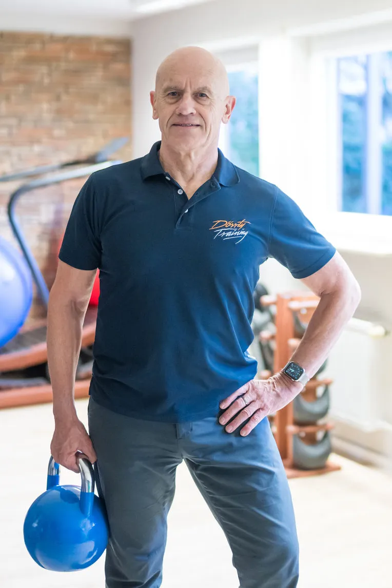 Dr. Michael Dörr im Trainingsraum, Hände in die Seiten gestützt