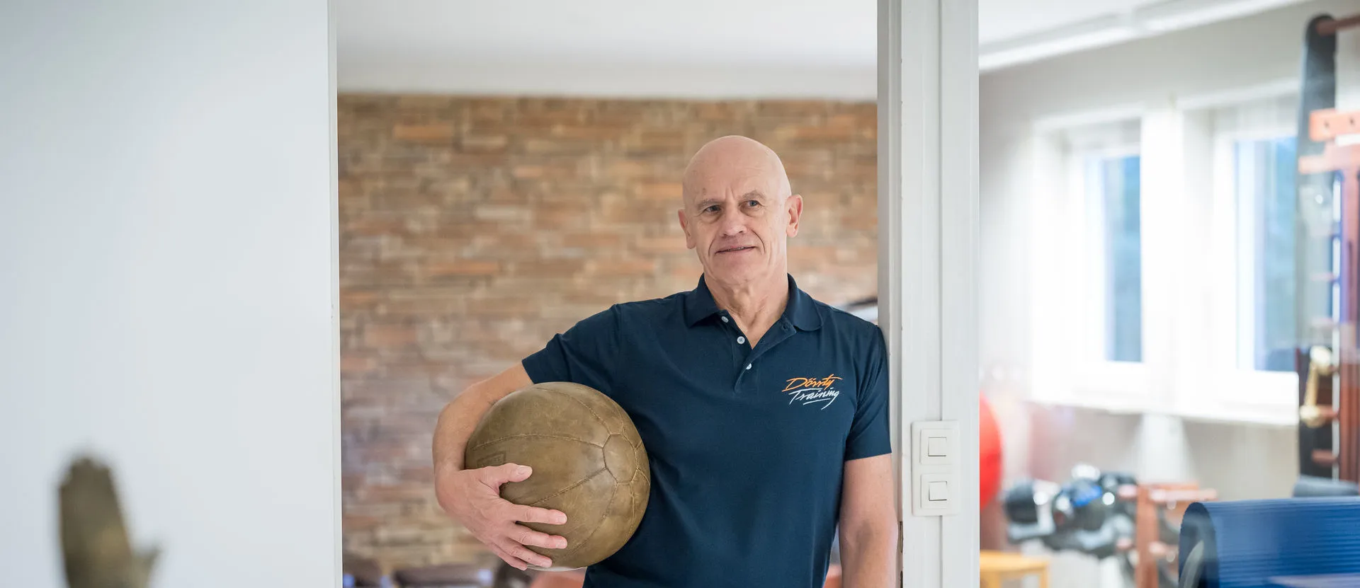 Dr. Michael Dörr hält einen Medizinball