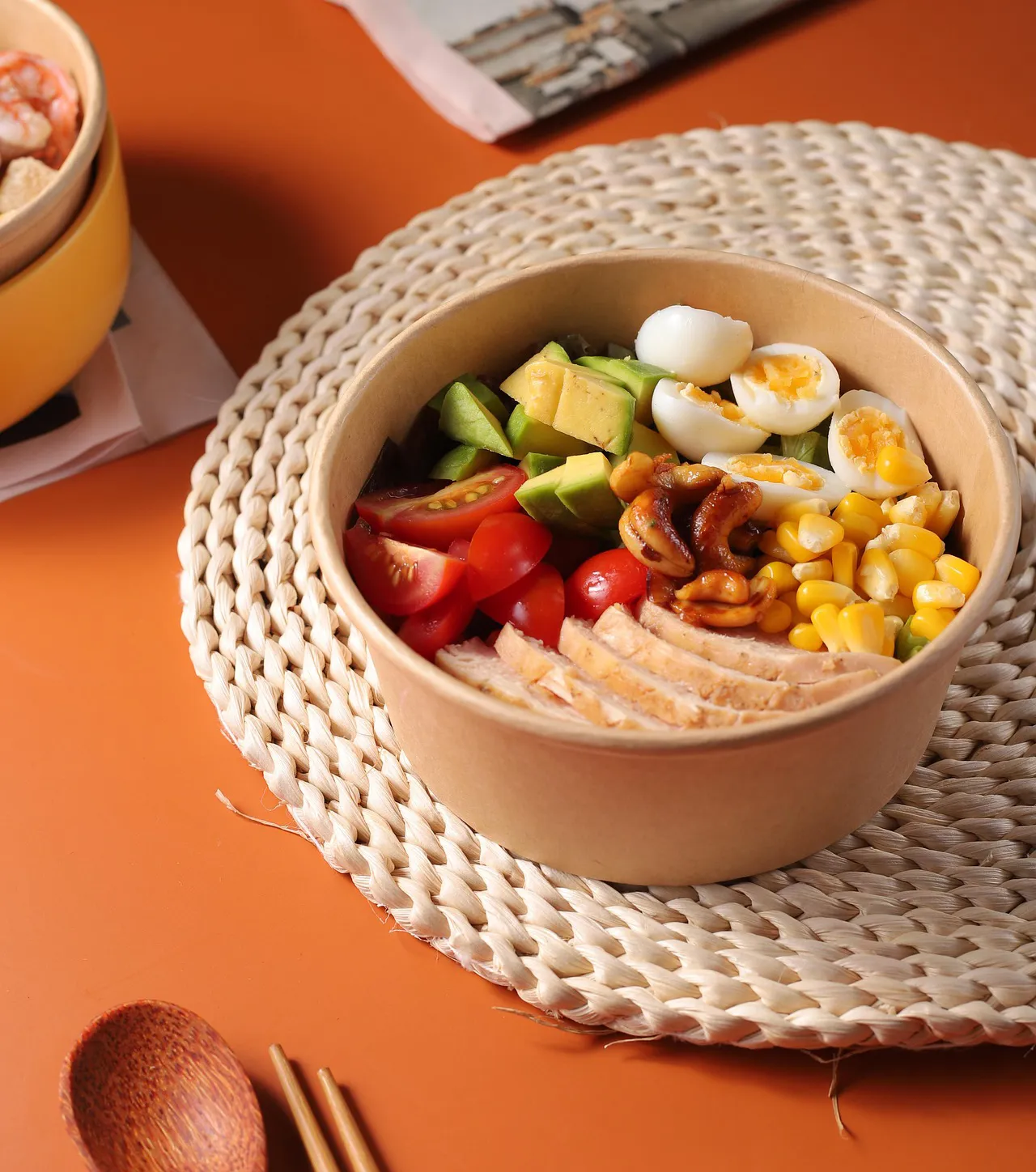Bowl mit Gemüse, Avocado, Ei und Hähnchen