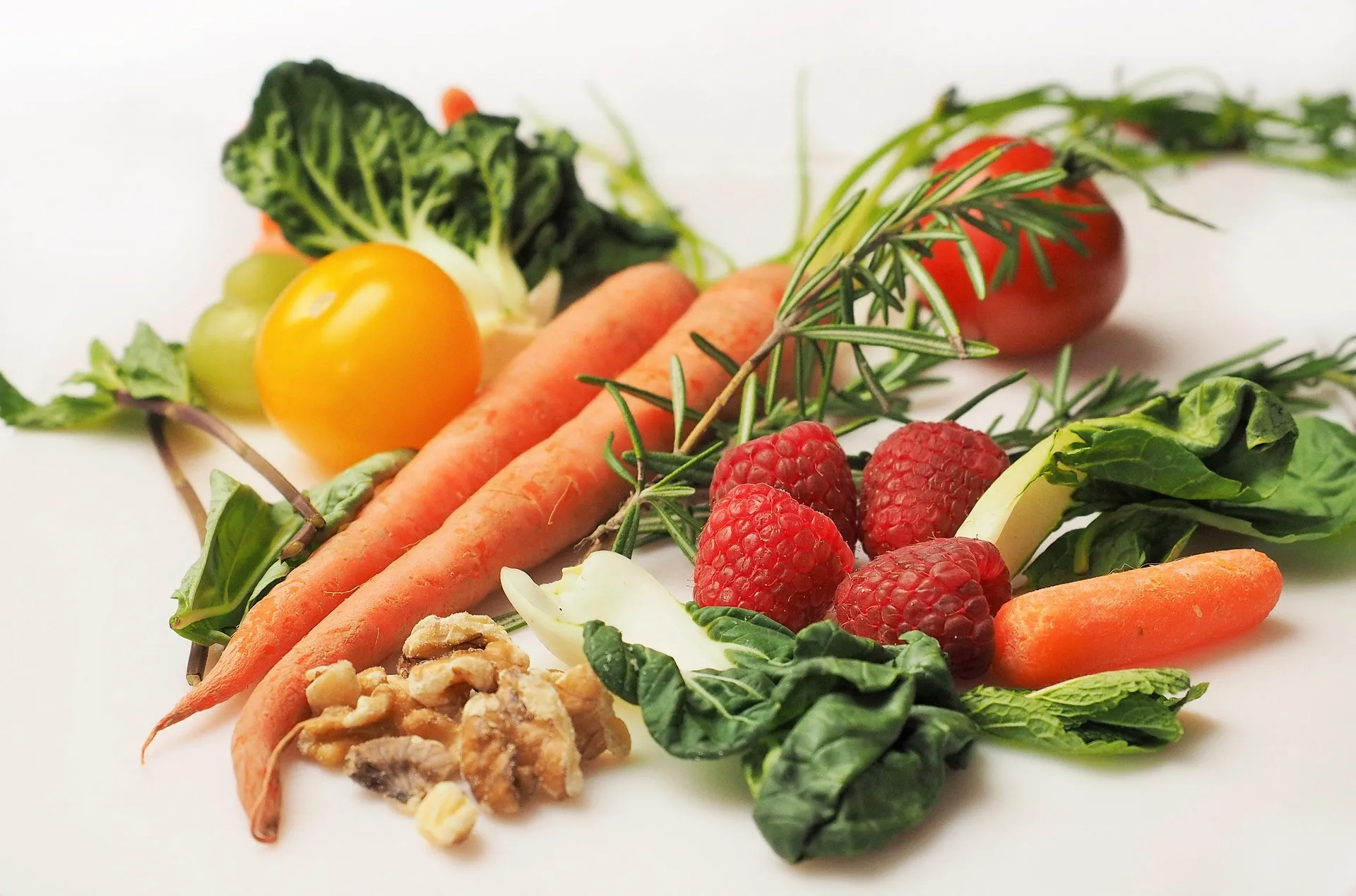 Frisches Gemüse, Kräuter, Beeren und Walnüsse