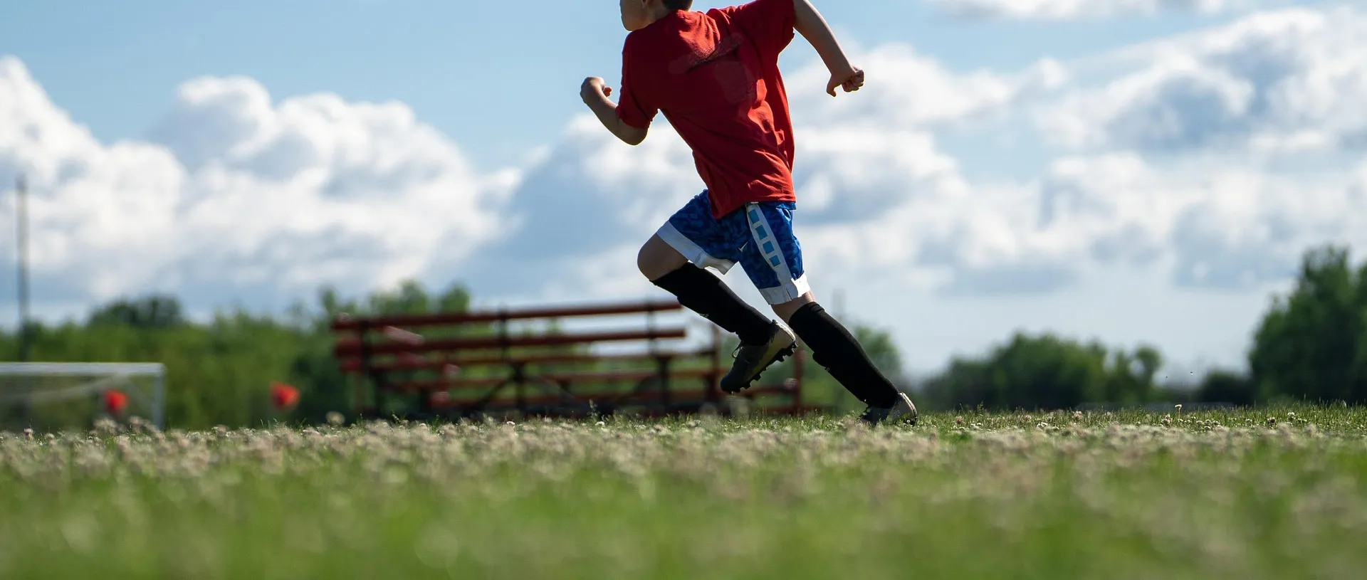 Ein Kind sprintet über einen Sportplatz