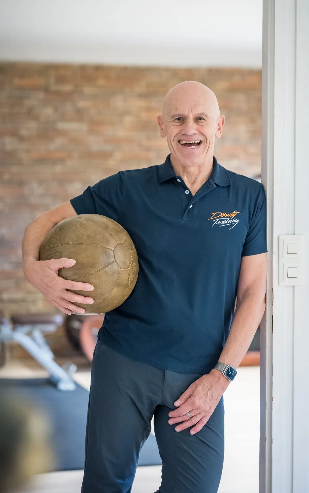 Dr. Michael Dörr hält einen Medizinball